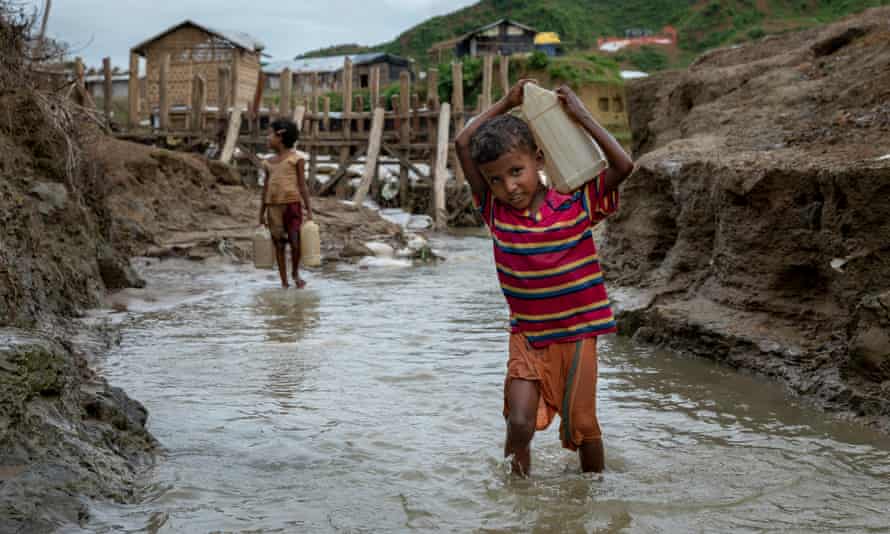 Myanmarlı 10 yaşındaki bir çocuk, Bangladeş, Cox's Bazar'daki bir kampta su topluyor