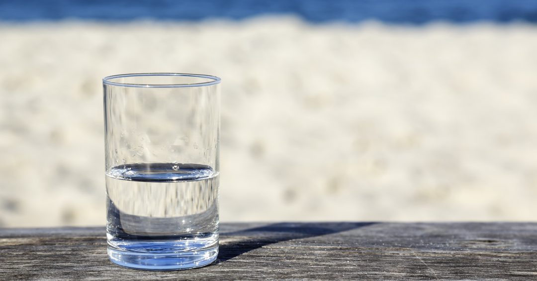 Masa üstünde bardak ve su akışı