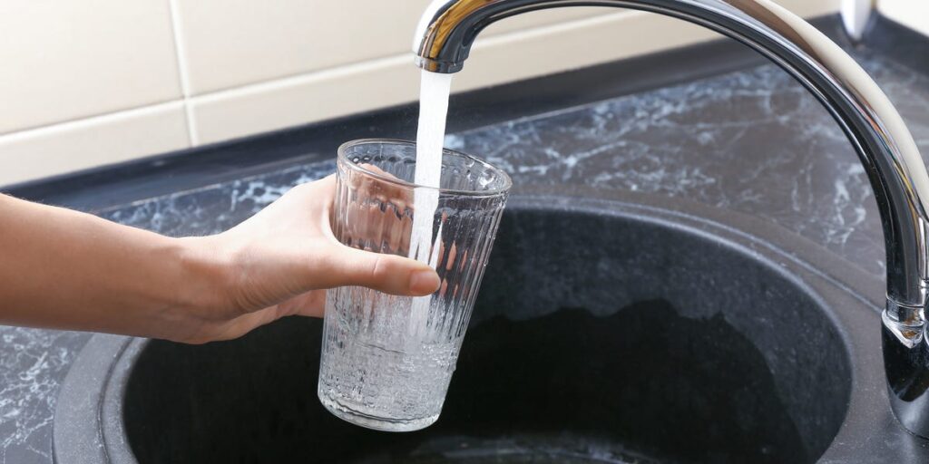 Musluk suyu, birçok zararlı kirleticiyi filtrelemek için arıtılır.