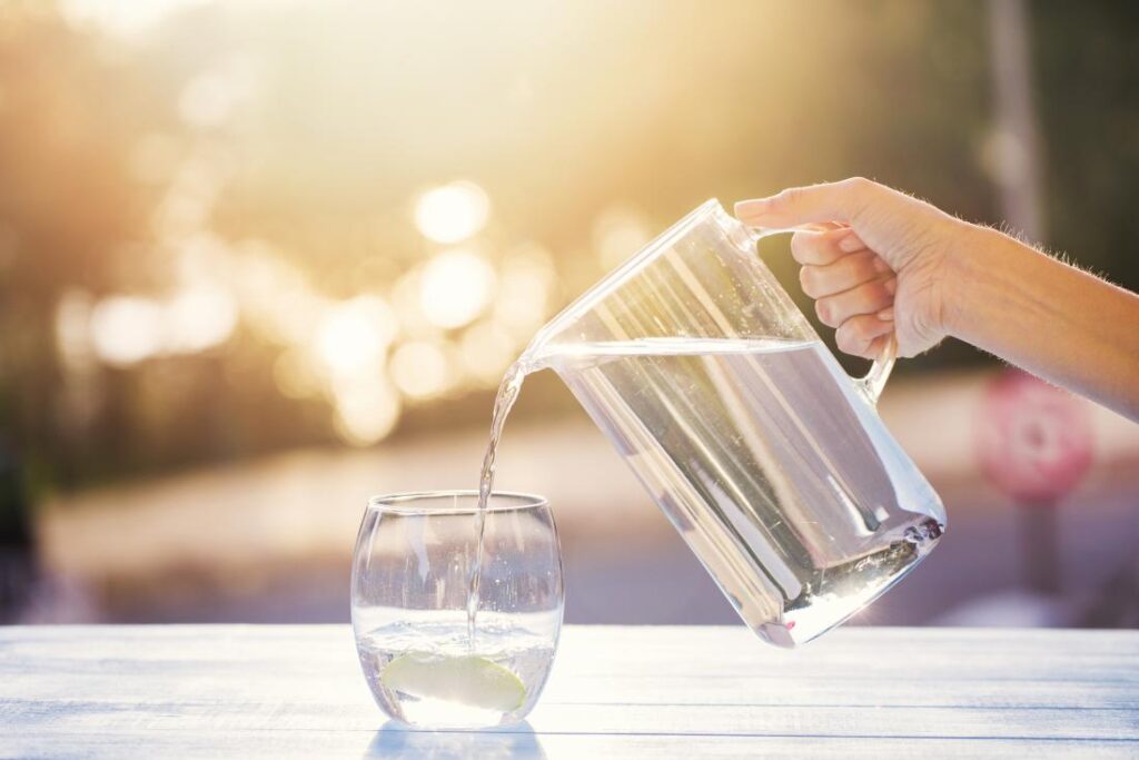 İçme suyunun olası faydaları, böbrekleri sağlıklı tutmaktan kilo vermeye kadar uzanır.