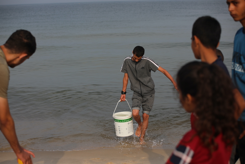 Gazze'nin güneyinde insanlar yemek pişirmek, temizlik ve kişisel hijyen için deniz suyu topluyor. Fotoğraf: Concern Worldwide)